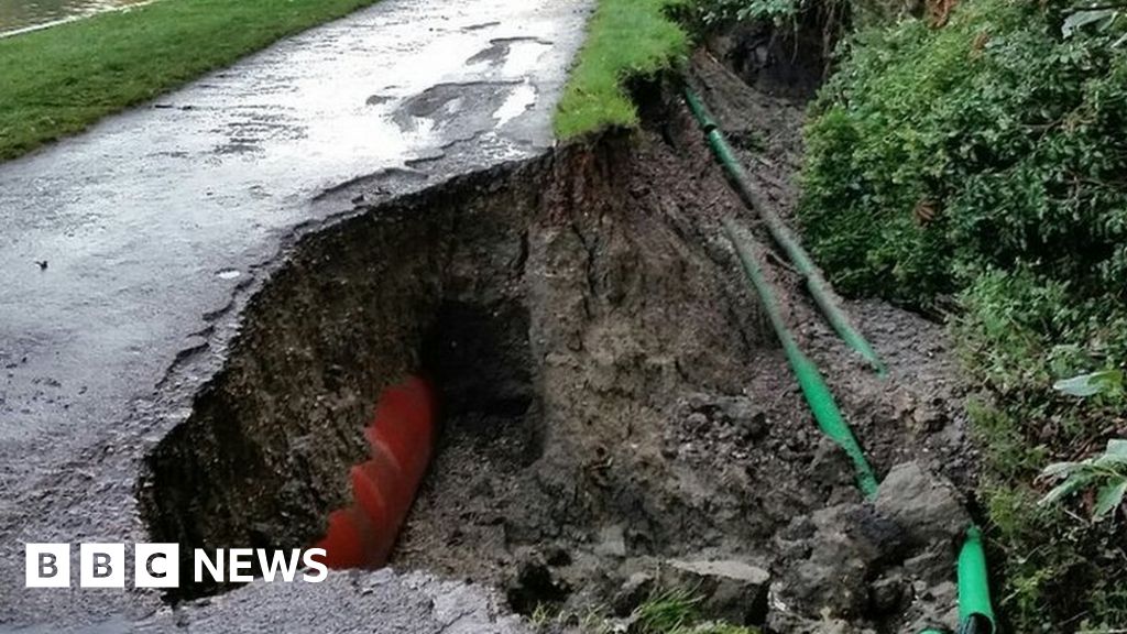 Caen Hill open paddle lock leads to canal towpath collapse 