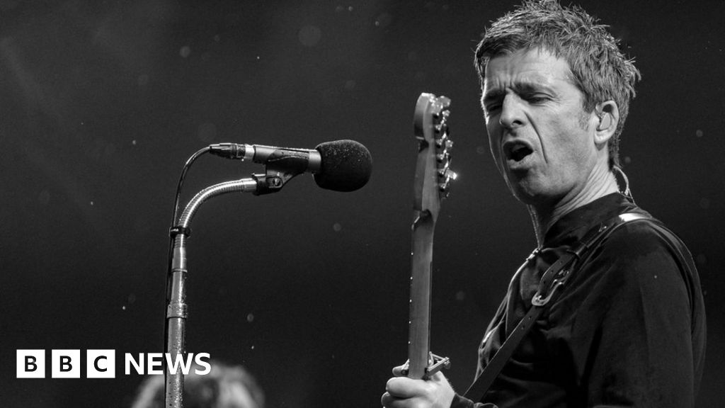Noel Gallagher: Photographer captures Oasis star's years on tour