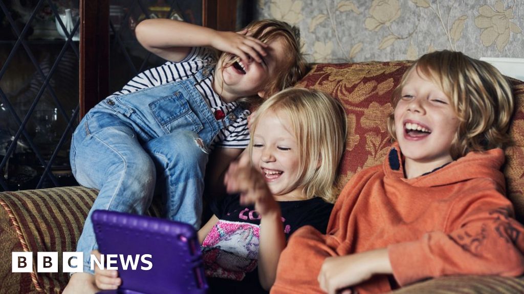 Coronavirus: Children behind rising demand for tests in England - BBC News
