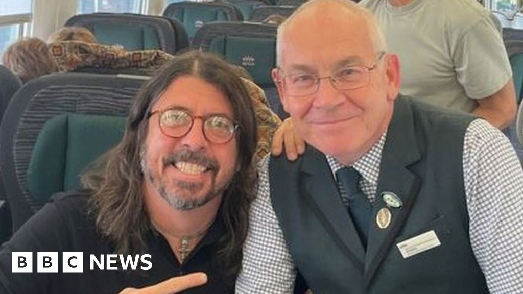 Foo Fighters' Dave Grohl takes train to Glastonbury Festival BBC News