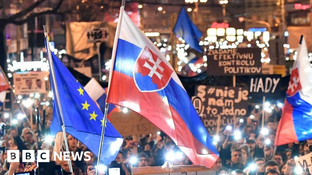 Slovensko protestuje: K protivládnym protestom v Bratislave sa pridalo 65-tisíc ľudí