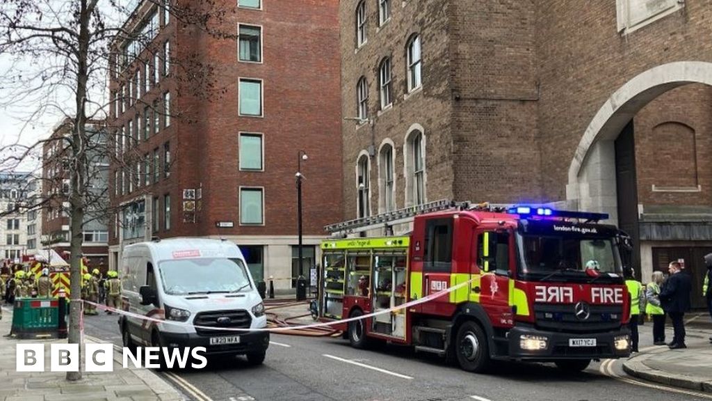 Old Bailey remains closed after accidental fire - BBC News