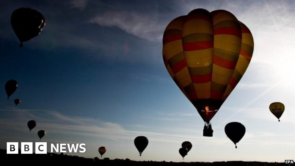 Hot air balloons soar into record books - BBC News