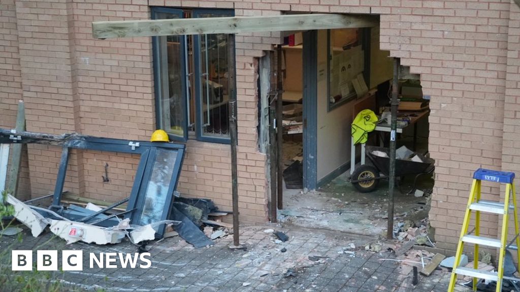 Aberystwyth Car crashes into Bronglais hospital