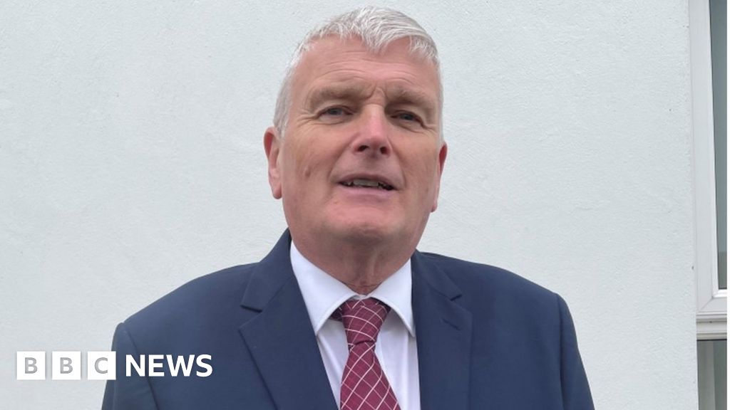 jim-wells-former-dup-mla-quits-party-and-endorses-rival-tuv-bbc-news