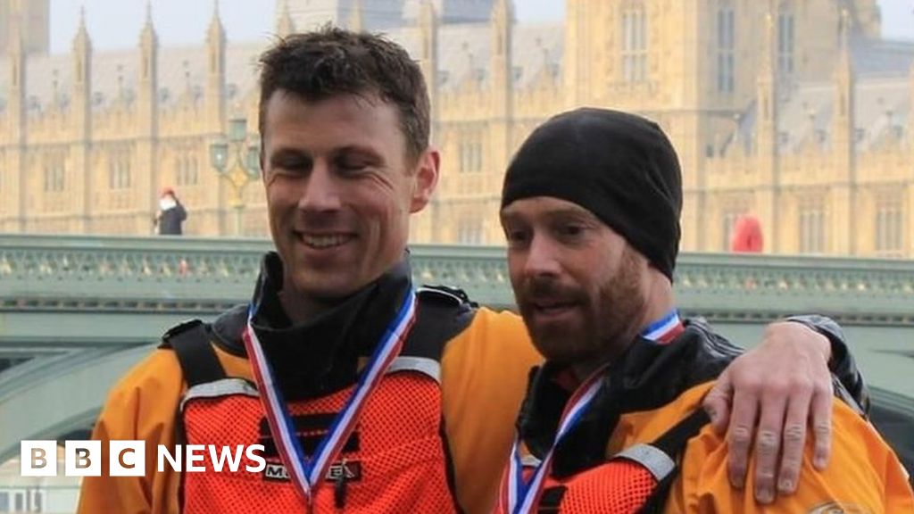 Canoe pair smash Devizes to Westminster race record BBC News