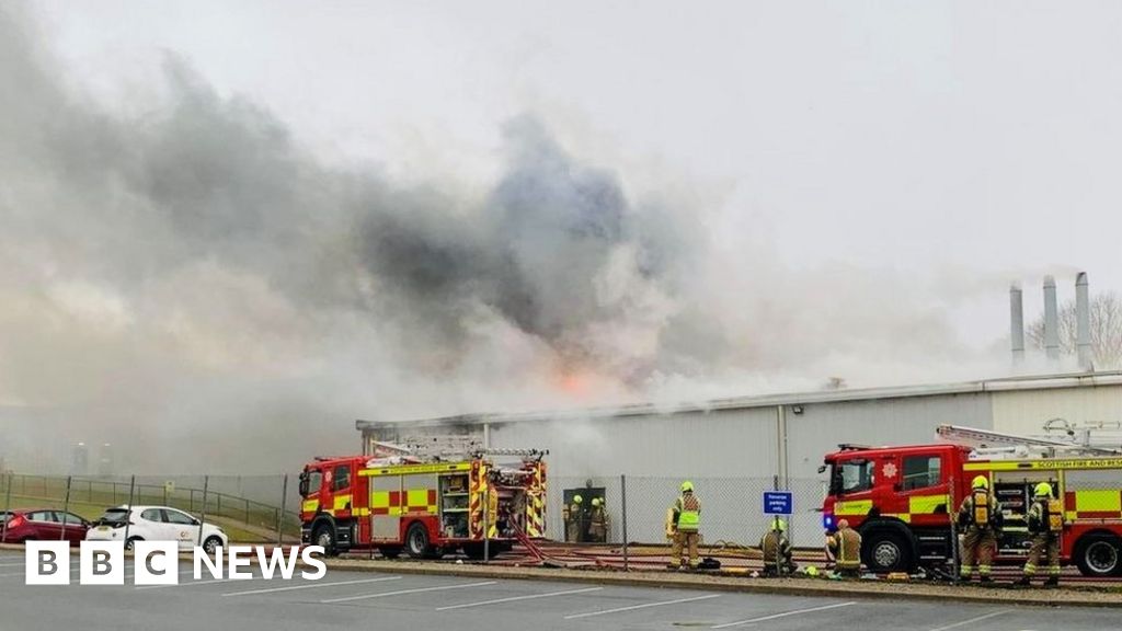 Firefighters tackle serious blaze at Aberdeen building - BBC News