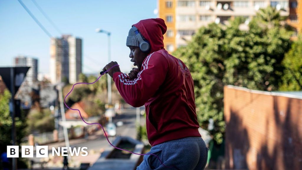 Coronavirus: Boxing and jogging as South Africa loosens lockdown thumbnail