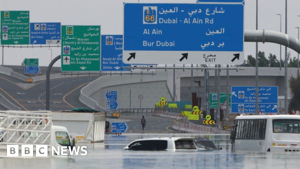 فيضانات الخليج: فوضى في مطار دبي بينما تعاني الإمارات العربية المتحدة وعمان من العواصف القاتلة