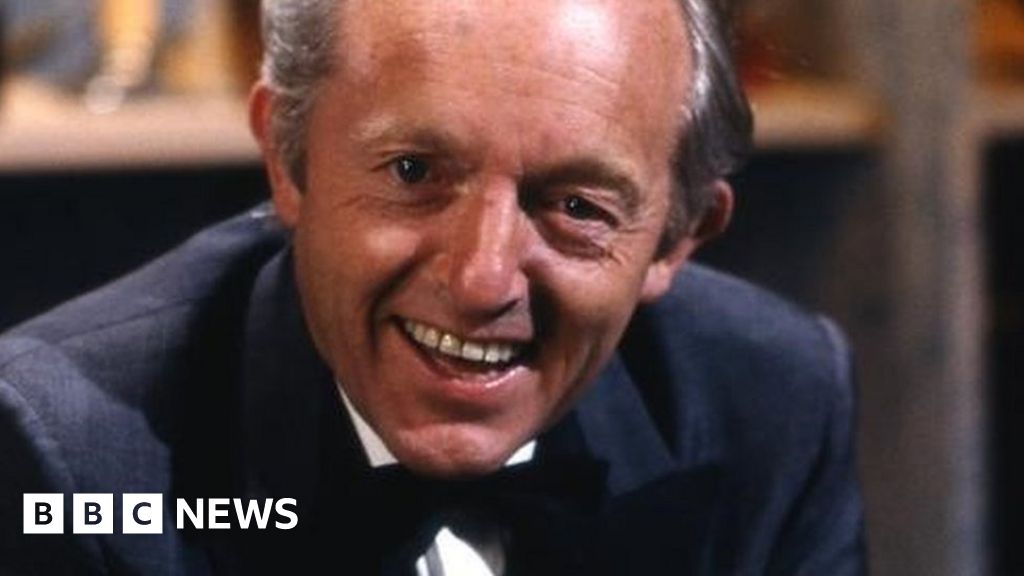 Obituary: Paul Daniels - BBC News