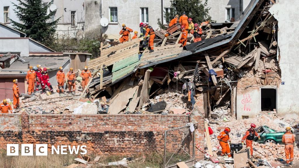 Poland building collapse leaves six dead - BBC News