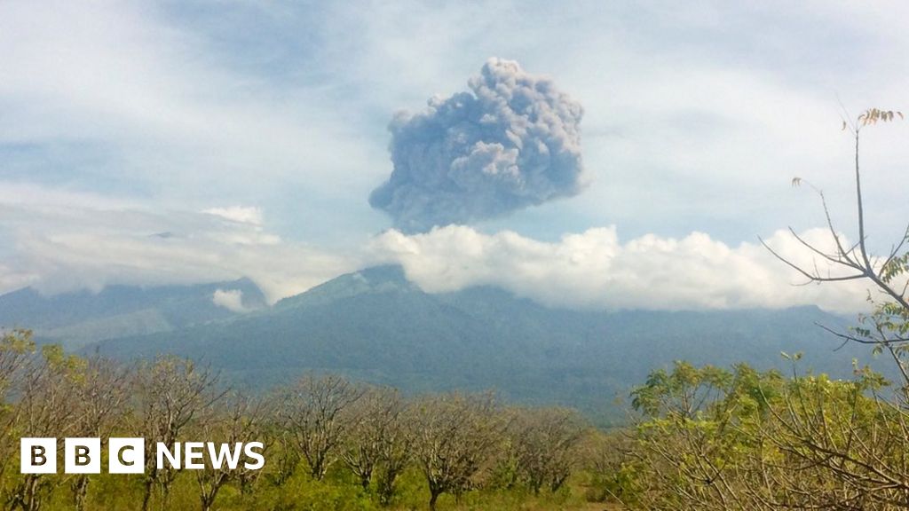 Indonesia Evacuates Tourists After Volcano Eruption - BBC News