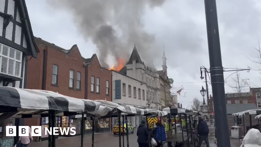 Loughborough: Large fire breaks out at town's HSBC branch – NewsEverything England