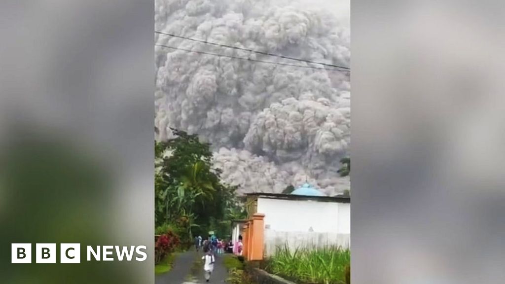 Indonesia volcano: Residents flee as Mt Semeru spews huge ash cloud