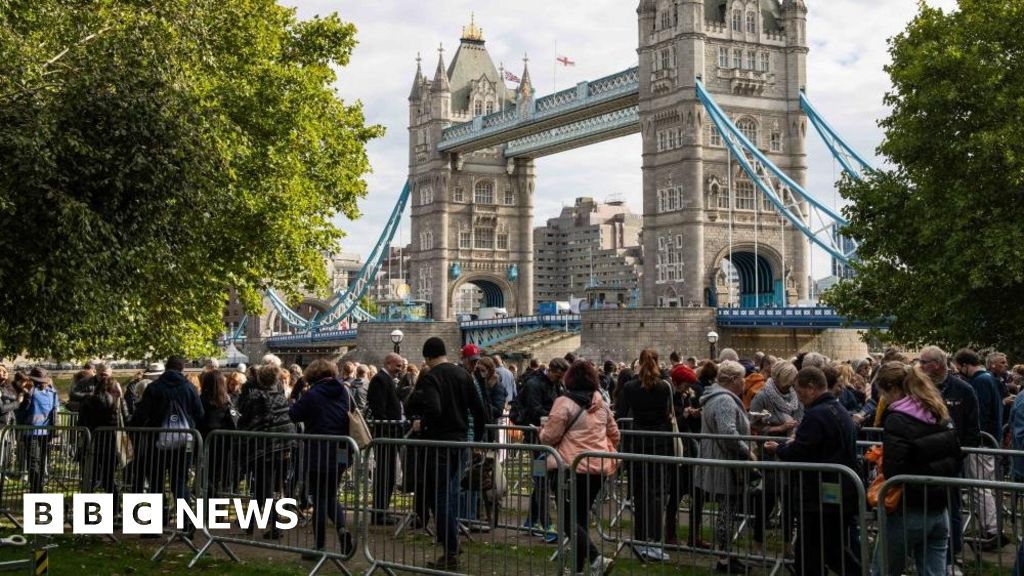 Queue for Queen’s lying-in-state reaches capacity government says – BBC