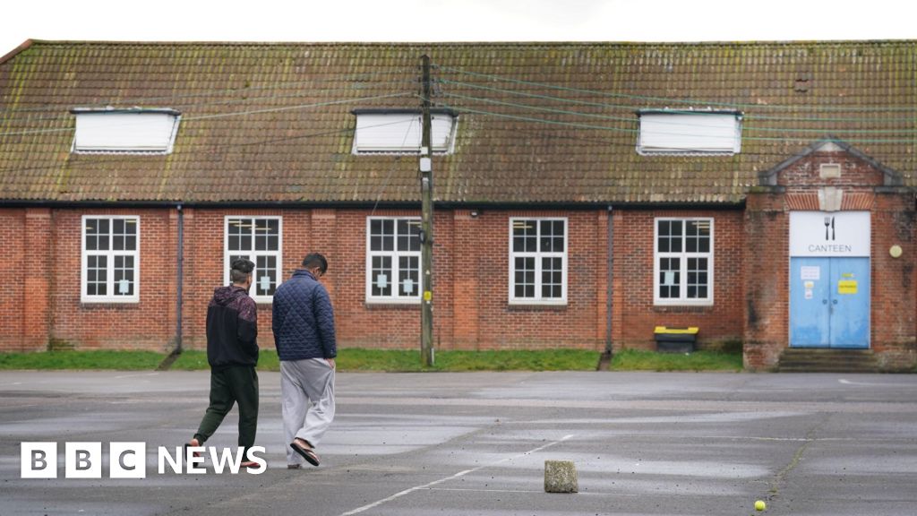 Controversial barracks to continue holding asylum seekers