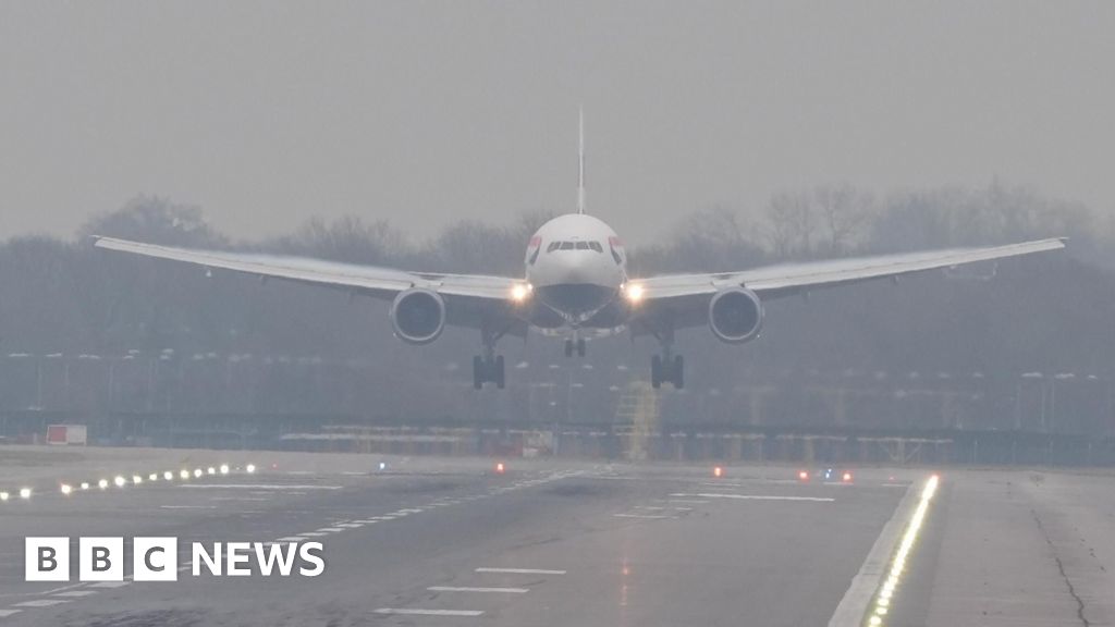 Fog causes disruptions to UK flights for second day