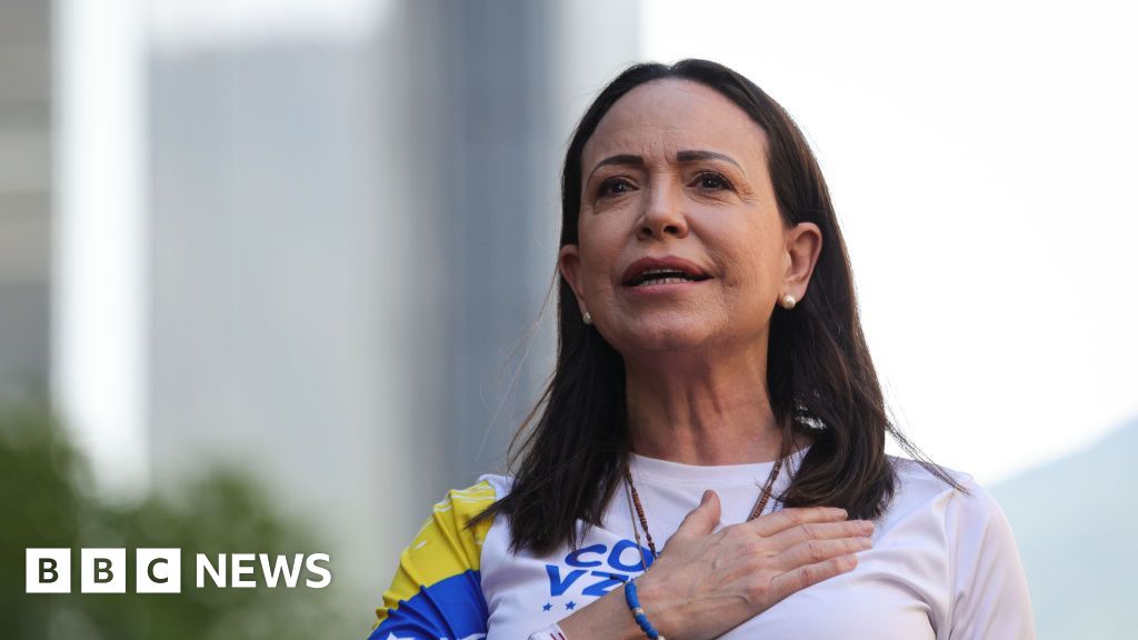 Опозиционният лидер Мачадо казва, че тя трябва да отговаря за Венецуела