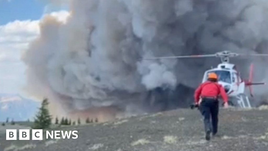 Canada fires: Dramatic helicopter rescue saves three trapped hikers