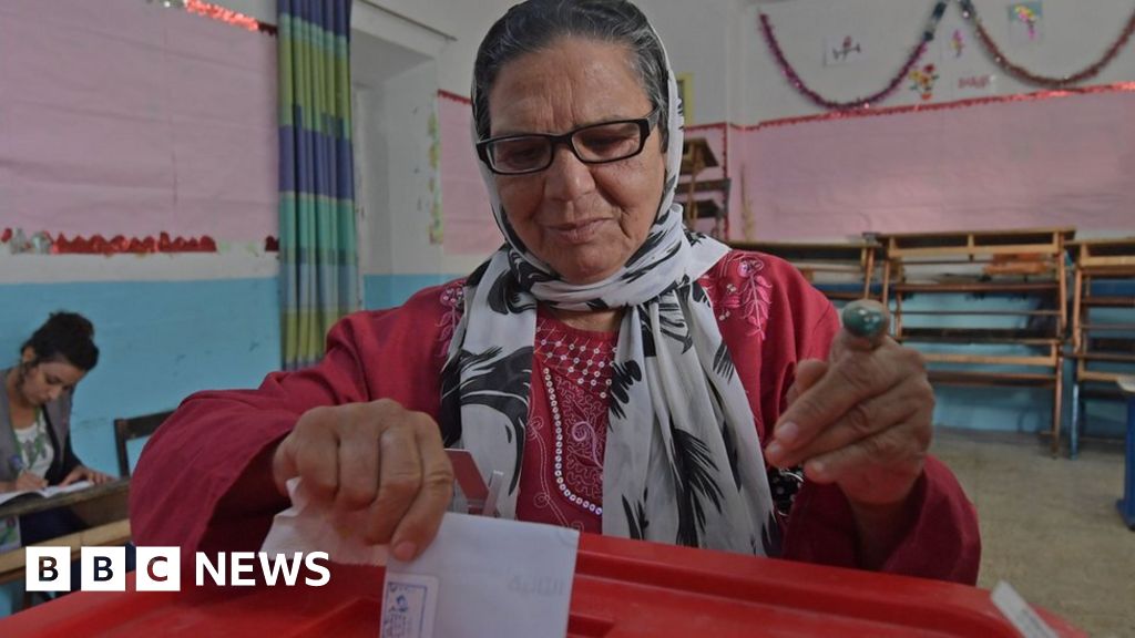 Tunisia election: Nabil Karoui and Kais Saied vie for presidency