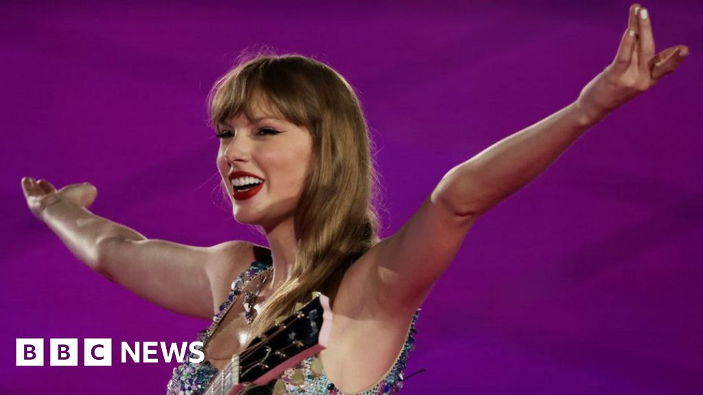 Taylor Swift Reaches No. 1, Breaks Records