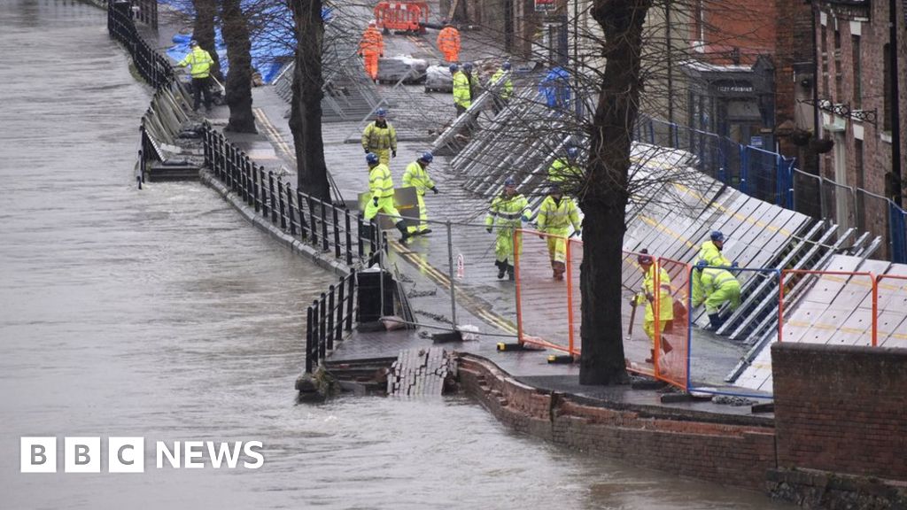 Storm Jorge: Flood-hit areas braced for more severe weath thumbnail