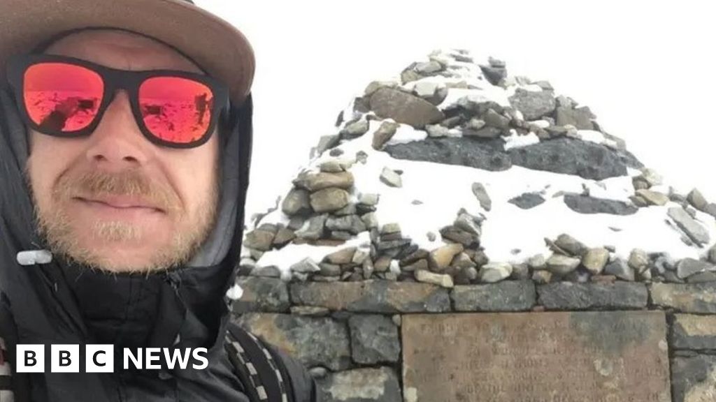 Man killed by car on A34 after 'thumbing for lift' BBC News