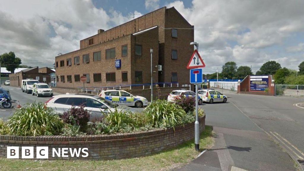 Police officer warned after being 'aggressive' on Tube - BBC News