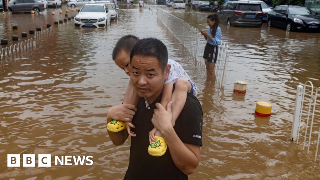 Наводнения в Пекин: Смъртоносни дъждове връхлетяха китайската столица, докато се задава нова буря