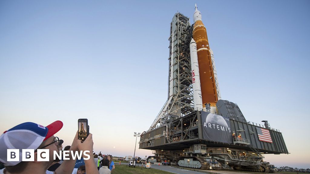 Nasa’s giant new SLS Moon rocket makes its debut – BBC.com