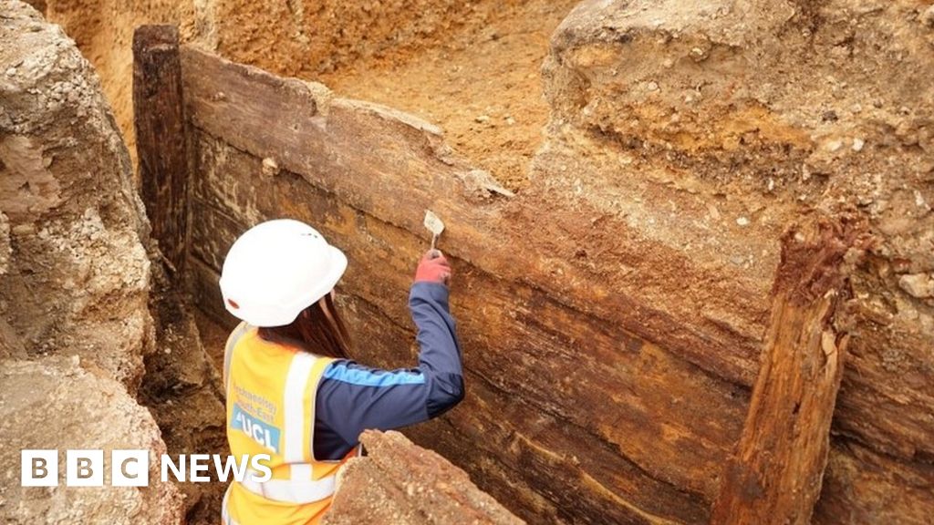 Red Lion: Archaeologists 'find London's earliest theatre'