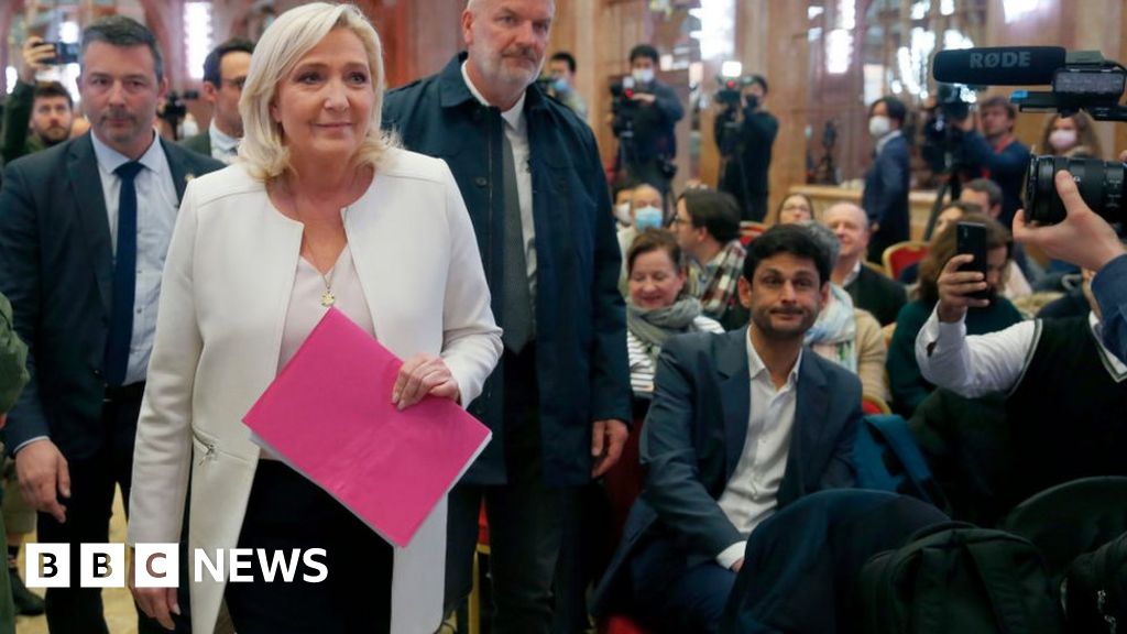 French election: Le Pen angered by protest over ties to Putin
