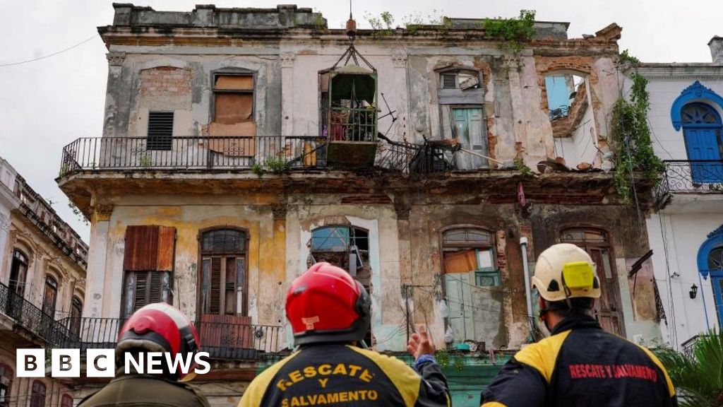Най-малко трима души бяха убити при срутването на жилищна сграда