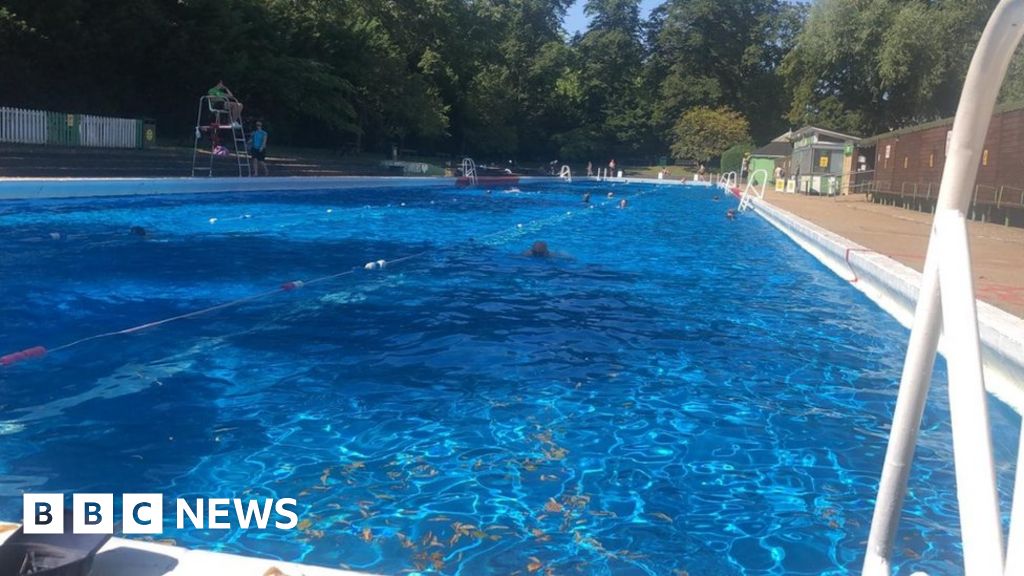 Coronavirus: 'This lido would usually be packed' - BBC News