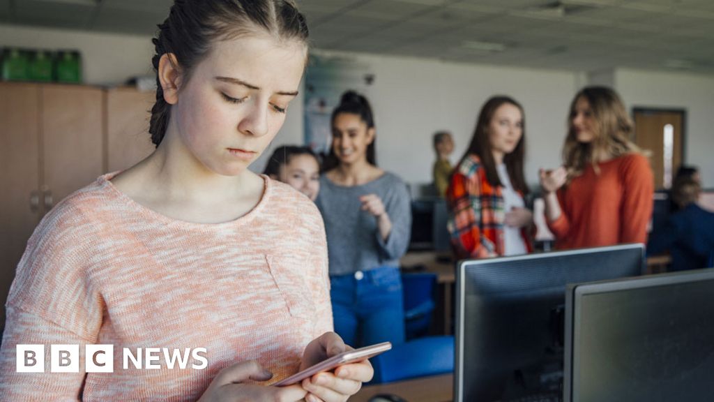 Englands Schools Worst For Cyber Bullying Bbc News 