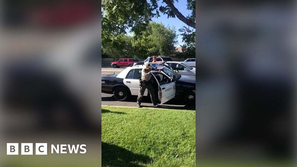 Officers point guns at black teenagers in Santa Clarita