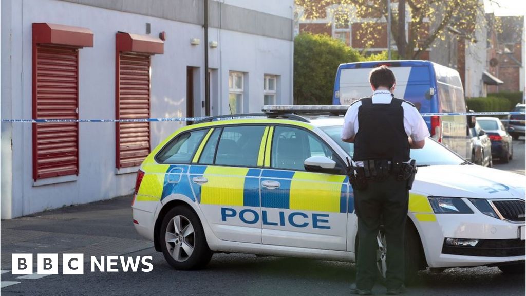 South Belfast: Man arrested after woman's body found in flat - BBC News