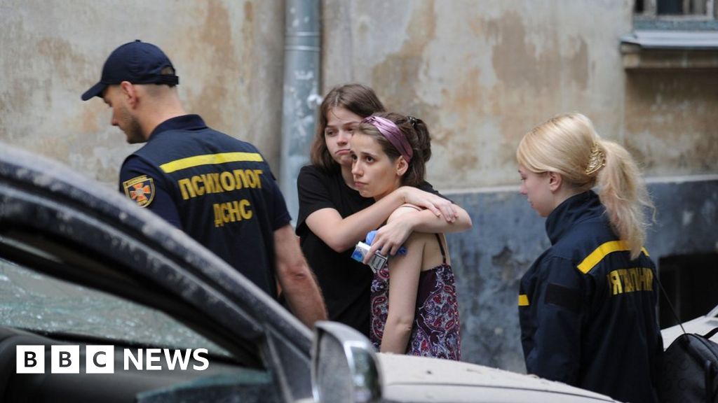 حرب أوكرانيا: مقتل أربعة في لفيف في هجوم روسي على مبنى سكني في مدينة غرب لفيف