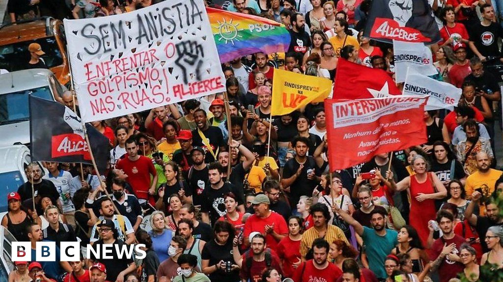 Brazil Congress: Thousands turn out for pro-democracy rallies