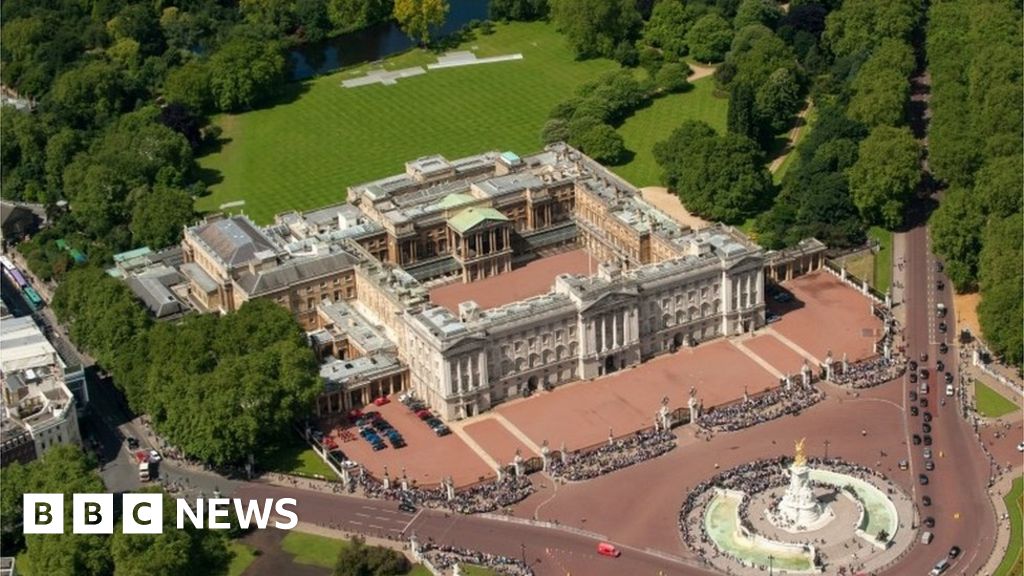 Букингемский дворец фото сверху Man faces trespass charge after Buckingham Palace breach - BBC News