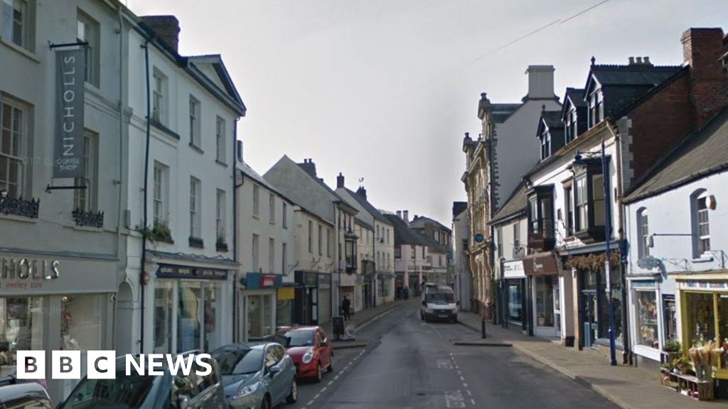 Abergavenny town centre fight Five held and four hurt BBC News