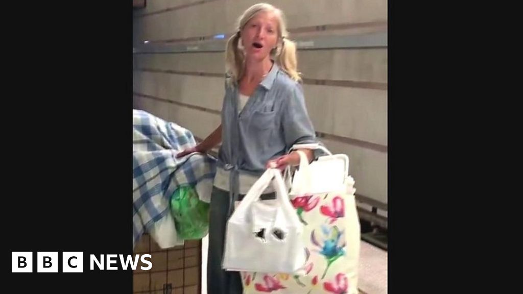 Singing Los Angeles homeless woman stuns social media - BBC News