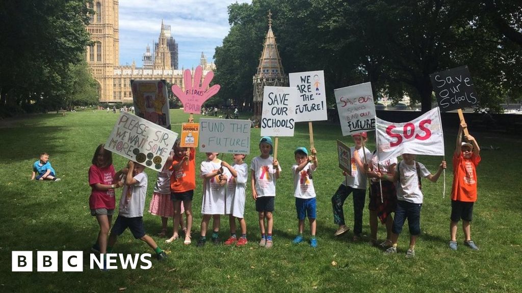 Hundreds march over schools closing early on Fridays