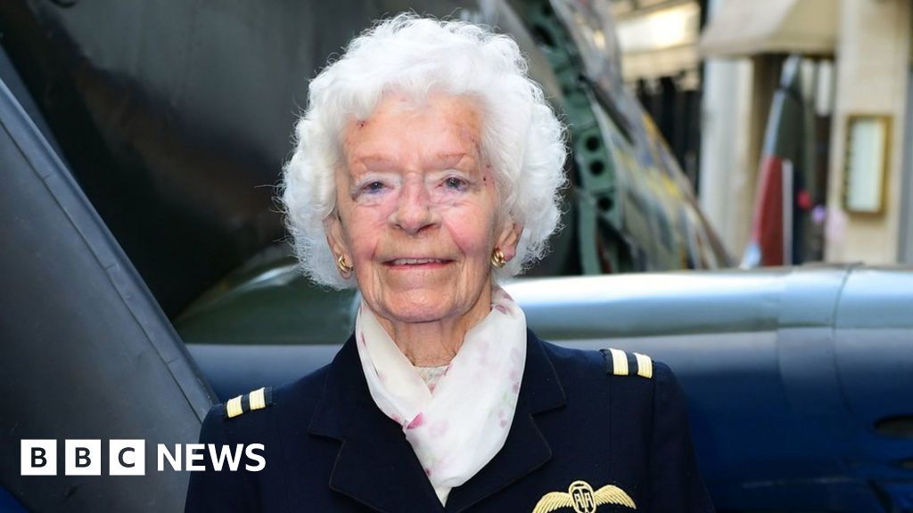 WW2 Spitfire pilot Mary Ellis dies - BBC News