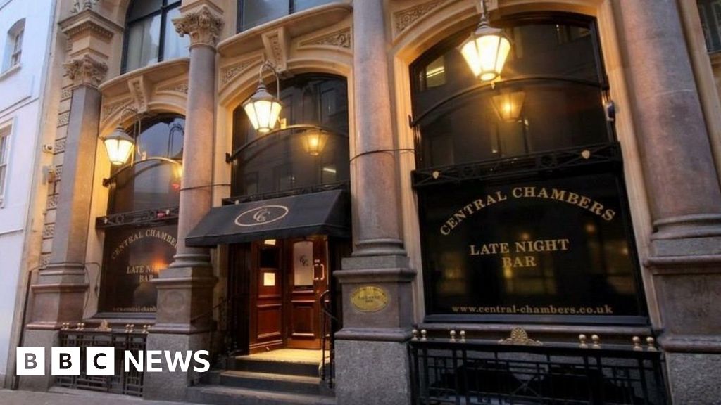 Councillors vote to keep strip clubs open