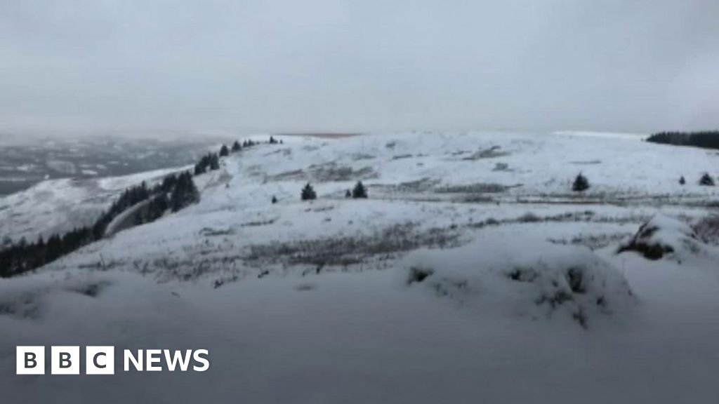 Wales snow: Weather warning brings disruption for drivers - BBC South East Wales