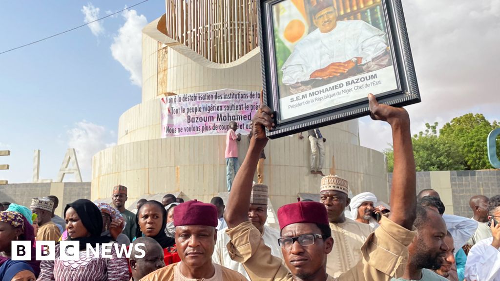 Преврат в Нигер: Плененият президент Базум предизвикателно след превземането