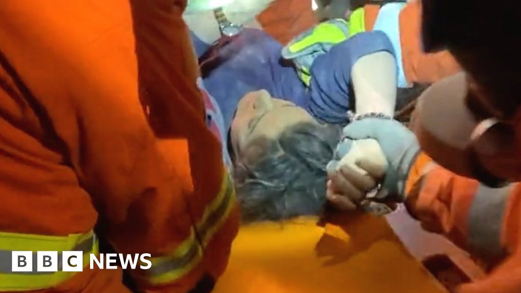 Hampshire firefighters in 25-hour earthquake rescue