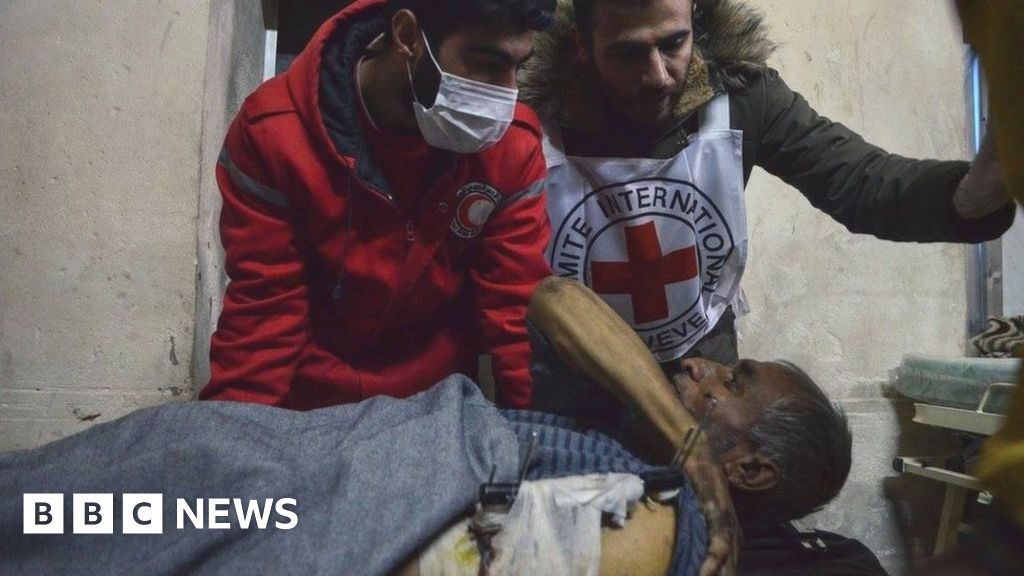 Aleppo battle: ‘Forgotten’ civilians moved from Syria frontline - BBC News