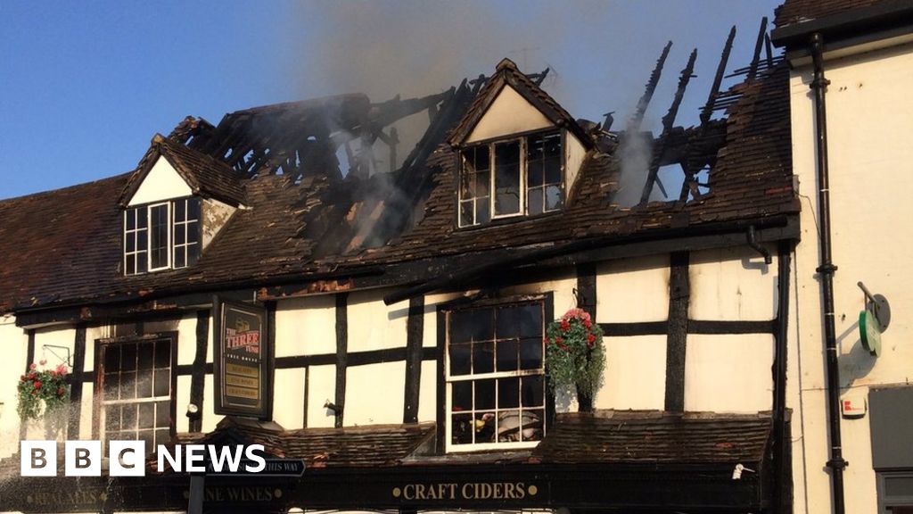 Alcester 'Ferocious' fire rips through Grade II listed pub BBC News